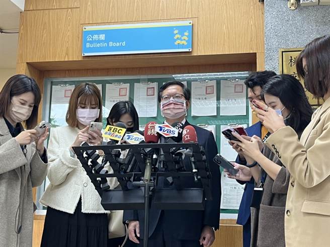 桃园市长郑文灿今出面回应，对于自己的论文涉抄袭遭台大撤销学位，自己愿意致歉，并且坦然面对结果负起责任。（陈梦茹摄）