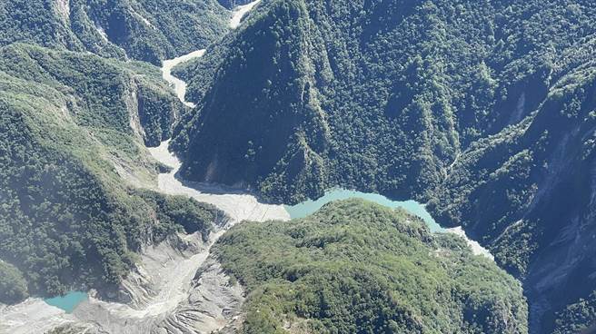 乐乐溪上游发生崩塌，出现约35万立方公尺堰塞湖。（花莲林管处提供）