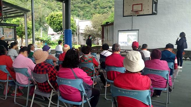 花莲林管处到卓溪乡卓乐聚会所，办理地方说明会，邀请附近部落居民参加，说明堰塞湖现况、各单位警戒措施及灾情通报机制。（花莲林管处提供）