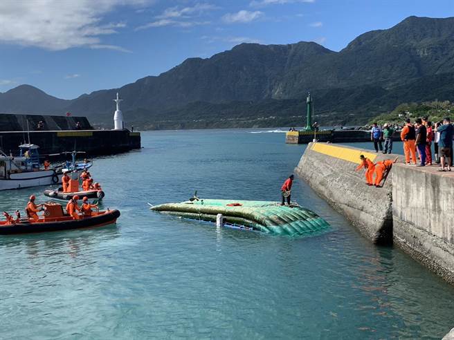 新港渔港发生胶筏翻覆，海巡人员以橡皮艇救援上岸。（民眾提供）