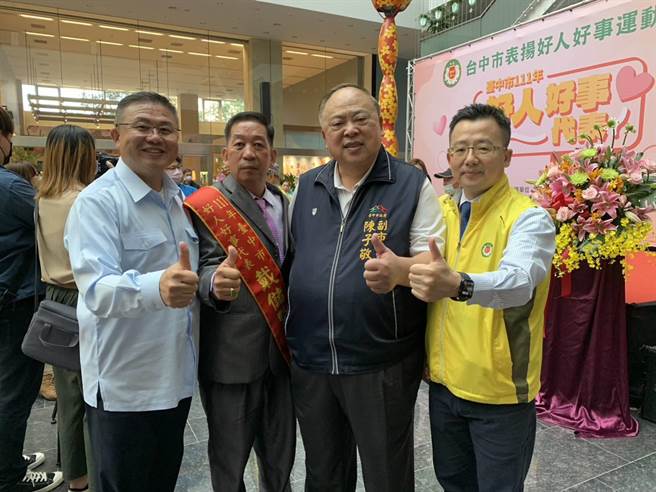 台中市霧峰警友辦事處主任戴儲賢日前上午獲頒台中市好人好事代表，他表示，他最大的成就感就是看到被幫助的人臉上的笑容，期望能盡一己之力回饋社會。（霧峰警分局提供／潘虹恩台中傳真）