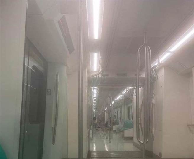 男手机见镜头起拿去拍照上传网路称「捷运失火」罚金出炉。(翻摄自爆废公社)