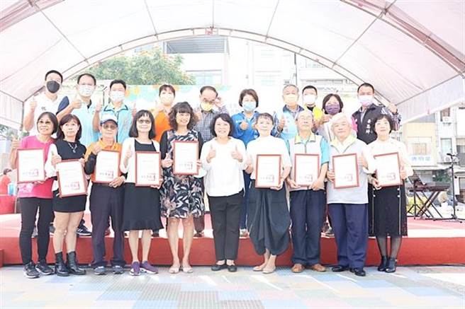 嘉义市橘世代展活力，市长黄敏惠（前排右五）亲授证。（廖素慧摄）