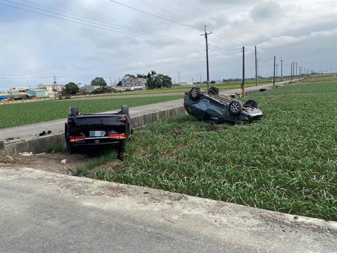 元长乡鹿寮村昨日发生一起休旅车及小客车在产业道路擦撞后，双双翻覆于农田四轮朝天。（警方提供）