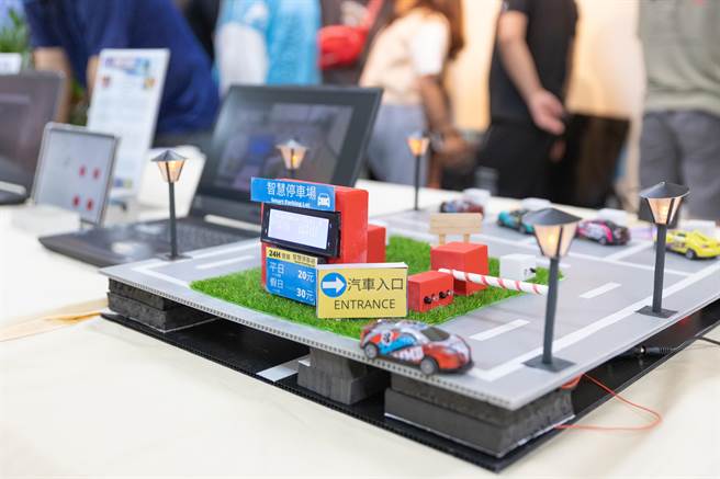 修平科技大学工程学院日前举办学生实务专题制作成果展，展出15件师生团队合力研制的优秀作品。（修平科技大学提供／潘虹恩台中传真）