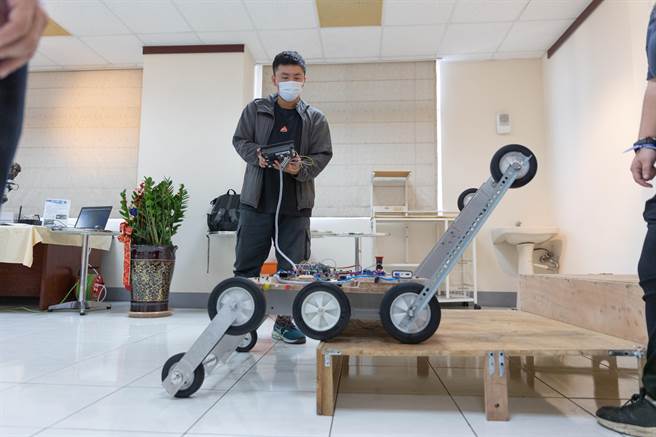 修平科技大学工程学院日前举办学生实务专题制作成果展，展出15件师生团队合力研制的优秀作品。（修平科技大学提供／潘虹恩台中传真）