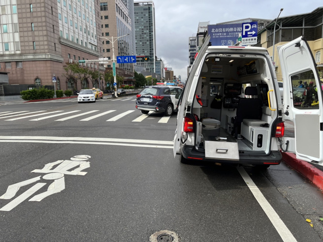 北市东区严重车祸！汽机车对撞19岁男骑士送医不治。(林郁平/翻摄)