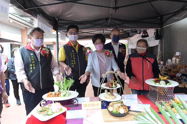 王惠美还说，彰化是农工大县，有赖于全县农会用心经营，推广一乡镇一特色，带领农民开发许多特色同产品。（吴建辉摄）