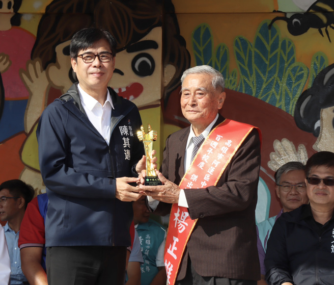 市长今天也颁奖表扬多位优秀杰出校友，其中年龄最长86岁杨正雄校友，毕业于中路国小第五届，曾担任中路社区发展协会理事长，从事畜牧业优秀的企业家。(林雅惠摄)