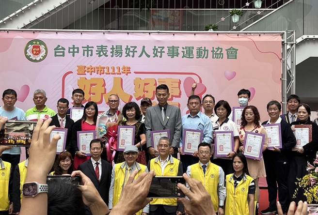 在台中市西屯區開設藝術館的藝術家黃琯予，今年12月2日獲頒台中市好人好事。(黃琯予提供)