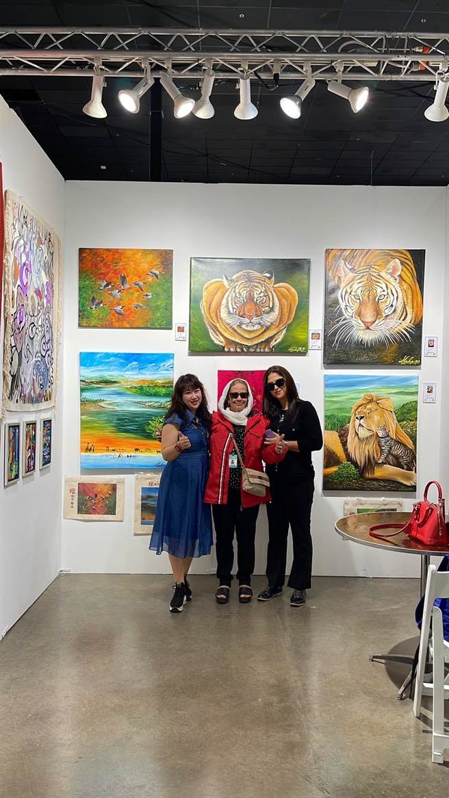 藝術家黃琯予(左)赴佛羅里達州舉辦海外畫展，展出她近年來創作的20幅作品，受到當地藝術愛好者歡迎。(黃琯予提供)