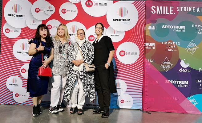 藝術家黃琯予(左)赴佛羅里達州舉辦海外畫展，展出她近年來創作的20幅作品，受到當地藝術愛好者歡迎。(黃琯予提供)