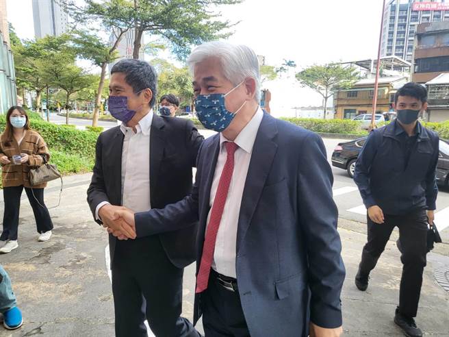 中国时报总编辑王铭义（右）出席时报文学奖颁奖典礼，左为文化部长李永得。（李欣恬摄）