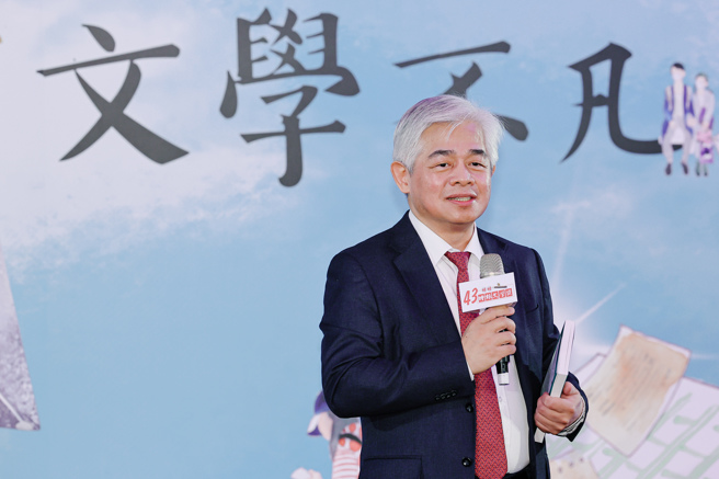 第43届时报文学奖颁奖典礼3日在中国时报大楼举行，中国时报总编辑王铭义表示，时报文学奖43年来，可说是台湾半部文学史，也是台湾文学界的喜马拉雅山。（姚志平摄）