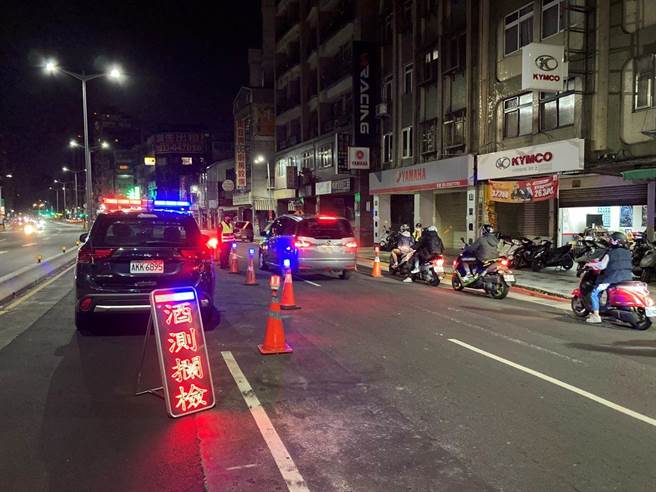 警方强力取缔酒驾，并促业者善尽社会责任。（翻摄照片／林郁平台北传真）