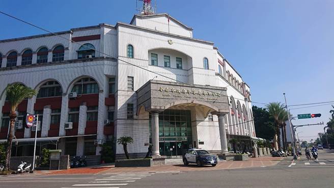 学甲警分局在枪击案后，发动内勤人员担服深夜督勤，被抱怨是血汗勤务。（程炳璋摄）