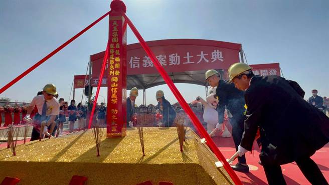 上市柜建商鑫龙腾开发近日举办「冈山信义案」动土典礼。（柯宗纬摄）
