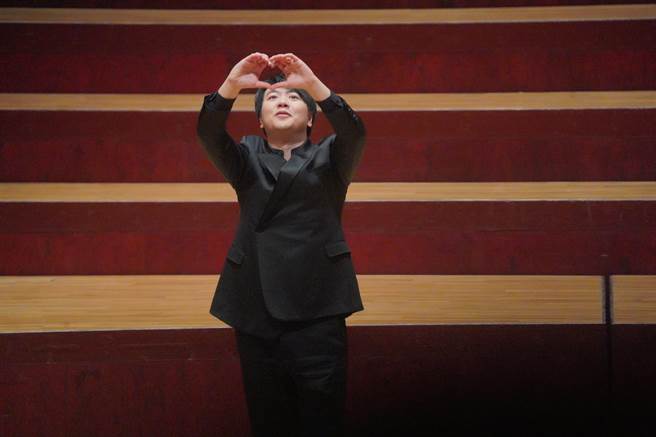 和台湾观眾七年不见，钢琴家郎朗日前在台北国家音乐厅为观眾弹奏雕琢以久的巴哈《郭德堡变奏曲》，演奏完毕，他对观眾深深鞠躬，并以时下流行的手比爱心手势献给观眾。（牛耳艺术提供）