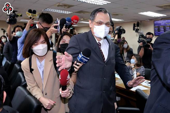 国安局长陈明通日前到立法院接受质询，被媒体层层包围，但面对论文争议，一盖不回应。(本报资料照)