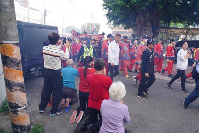 妈祖銮轿所到之处都有信眾跪拜祈福或钻轿底。（北港朝天宫提供）