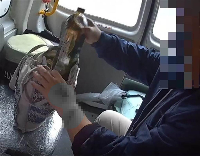 信眾遭爆竹烟火残屑擦伤手臂，消防局依法开罚。（消防局提供）