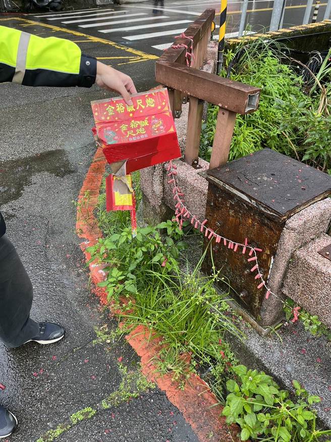 活动现场燃放的鞭炮。（消防局提供）