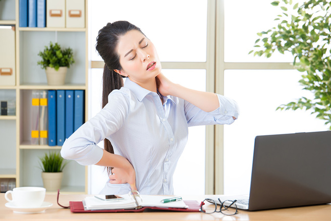 骨科医师表示，瑜伽「下犬式」无须任何器材，对于久坐久站、身体僵硬者，有助于肌肉延展及放松效果。（示意图／达志影像）