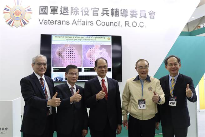 立法院院长游锡堃参观台中荣总展区与退辅会主委冯世宽、台中荣总院长陈适安及医疗团队合影。（台中荣总提供／冯惠宜台中传真）