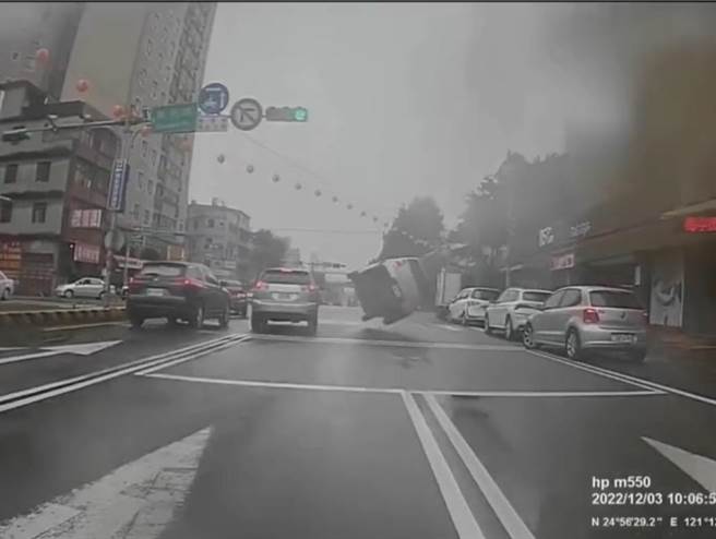 桃园平镇一辆休旅车切换车道时，后方直行轿车闪避不及直接撞上。（翻摄画面／蔡明亘桃园传真）