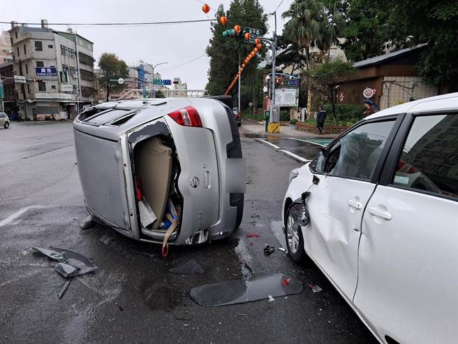 桃园一辆休旅车切换车道时，后方直行车闪避不及撞上翻覆，轿车多处车窗玻璃碎裂，还波及停在路旁的车辆。（翻摄画面／蔡明亘桃园传真）