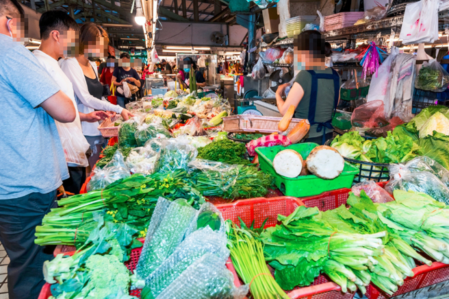 一名女子在市场工作，却遭嫌弃「不入流」。（示意图／shutterstock）
