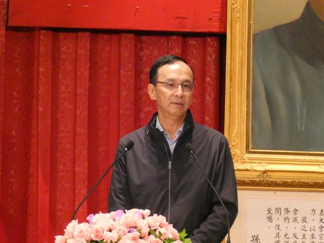 九合一选举结束，民进党籍桃园市长郑文灿与立委蔡适应的台大硕士论文与台北大学博士论文接连再遭认定抄袭。国民党主席朱立伦今批评，蔡英文总统「前一段时间真的是完全瞎挺」，作为国家领导人，此刻一定要站出来诚信向全民致歉。（周志豪摄）