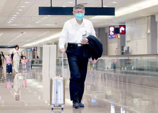 台北市长柯文哲3日搭机返台，下机时面对媒体询问并未正面回答。（范扬光摄）