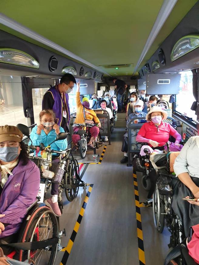 实现身障者旅游平权，屏东无障碍巴士首航。(屏县府提供)