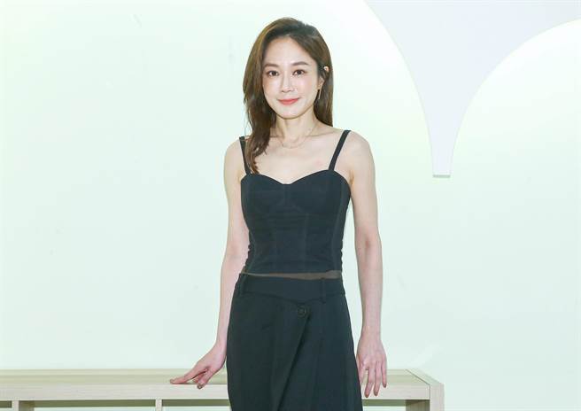 尹馨昨为戏受访，身材苗条纤细。（粘耿豪摄）