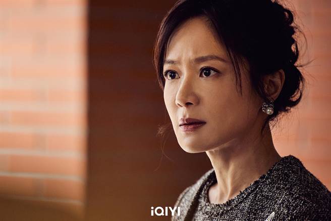 尹馨在《第9节课》饰演强势母亲，藏有不为人知的过去。（爱奇艺国际站提供）