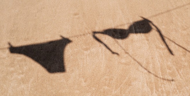 有乡民在家试穿比基尼被妈妈撞见，挨骂「三角地带都曝光了」。（示意图／shutterstock）