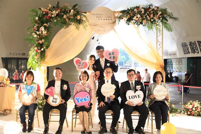 高雄市政府民政局3日于卫武营国家艺术文化中心举办「高雄市2022年市民集团婚礼」。（高市民政局提供／杨舒婷高雄传真）