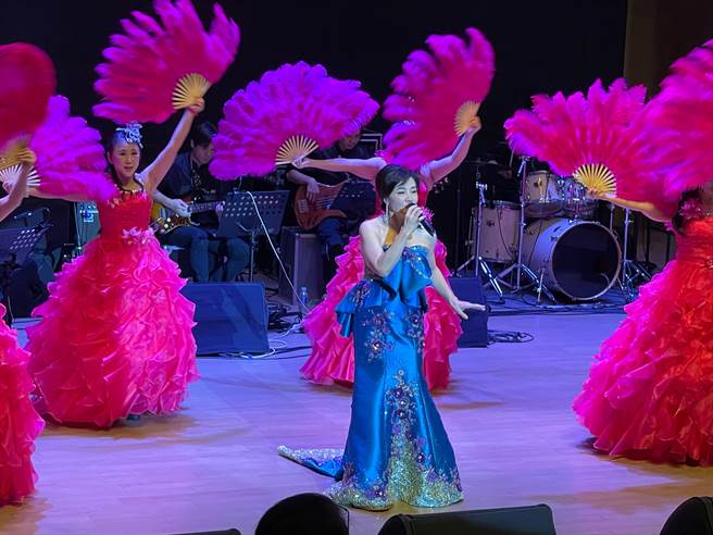 厝边头尾联播网主持人、中医师刘芸凤3日重拾麦克风、站上舞台，于大里艺术广场演艺厅举办公益圆梦演唱会，盼将演唱会所得回馈惠明视障者教养院，帮助盲人重建。（刘芸凤提供／潘虹恩台中传真）