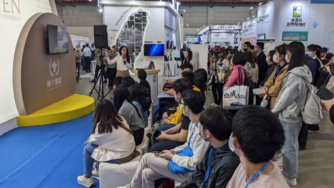 辅大医院耳鼻喉科卓筱芸主任在医疗科技展介绍重度听障患者的福音--人工电子耳，新知讲座吸引民眾驻足聆听。( 照片/辅仁大学提供)