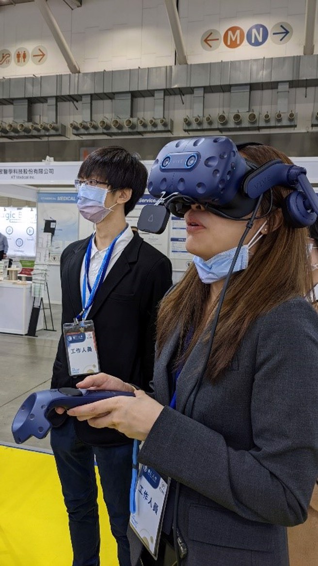 辅大展示如何以虚拟实境游戏帮助自闭症儿童学习表情辨识。( 照片/辅仁大学提供)