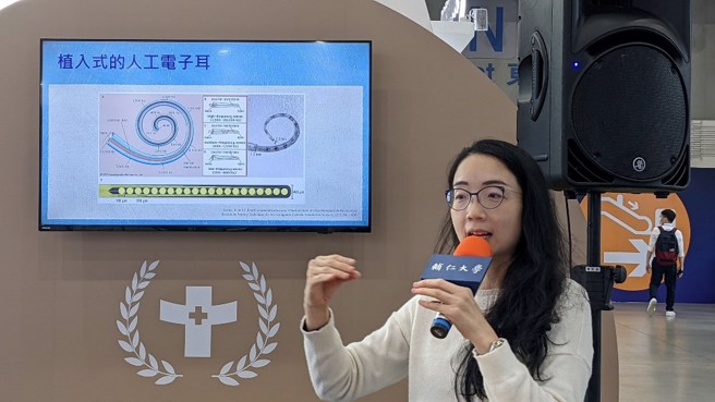 辅大医院耳鼻喉科卓筱芸主任在医疗科技展介绍重度听障患者的福音--人工电子耳，新知讲座吸引民眾驻足聆听。( 照片/辅仁大学提供)