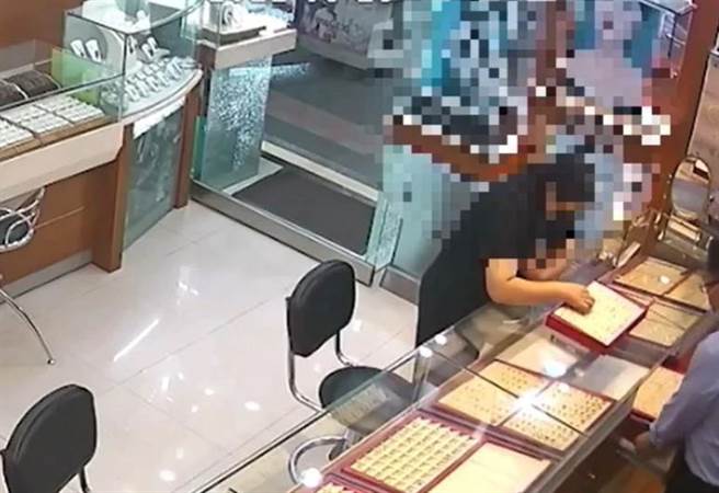 43岁高姓女护士日前拾获林姓女子所遗失的信用卡，1小时内连跑新北市永和区2间银楼，购买价值逾5万元金饰。（翻摄画面）