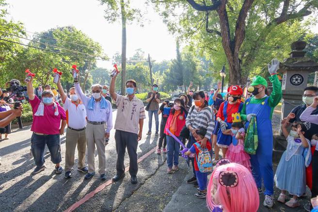 （經濟部加工處3日在高雄橋頭糖廠舉辦「幸福園區，親子健走變裝Chill」活動，圖為加工處長楊伯耕(左三)鳴槍畫面。圖／加工處提供）