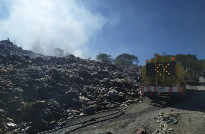 南投清洁队垃圾暂置场今（3）清晨发生火灾，浓烟从垃圾堆中窜出，伴随剧烈臭味让附近民眾抱怨连连。（翻摄自记者爆料网）