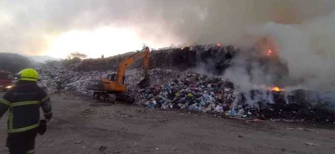 南投清洁队垃圾暂置场今（3）清晨发生火灾，浓烟从垃圾堆中窜出，伴随剧烈臭味让附近民眾抱怨连连。（翻摄自脸书「爆料公社」）