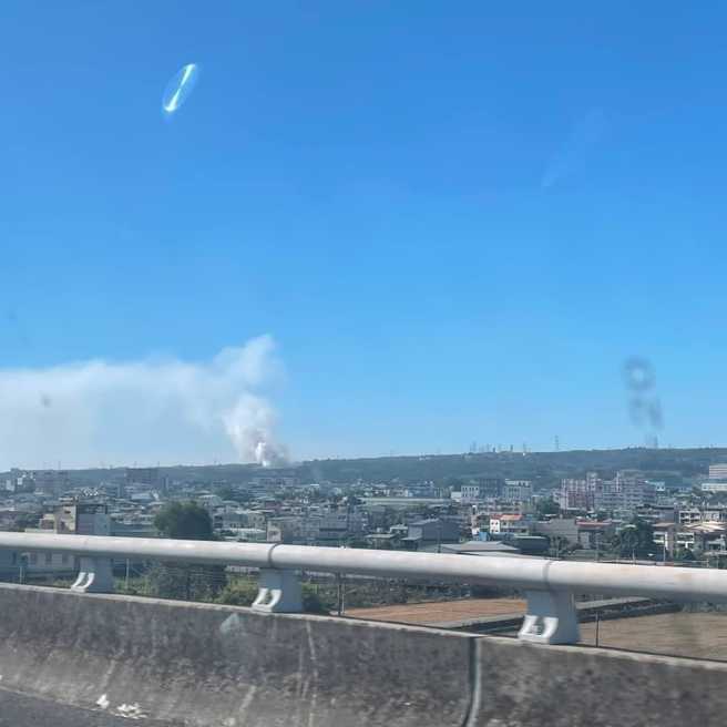 南投清洁队垃圾暂置场今（3）清晨发生火灾，浓烟从垃圾堆中窜出，伴随剧烈臭味让附近民眾抱怨连连。（翻摄自脸书「爆料公社」）