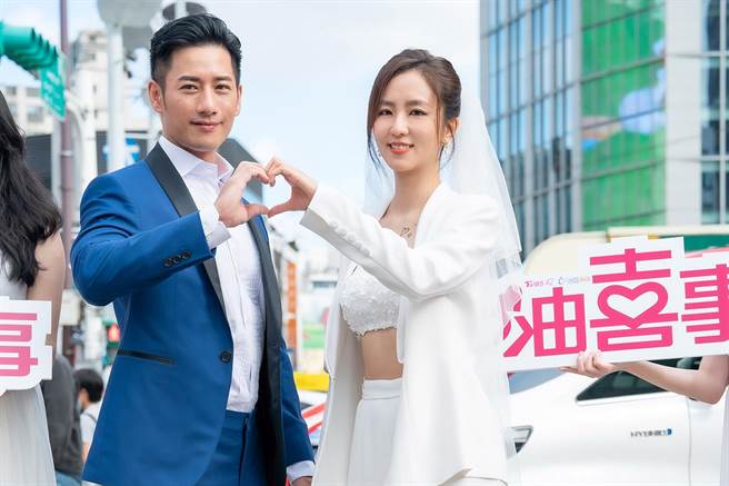 周晓涵、周孝安甜蜜现身西门町。（TVBS提供）