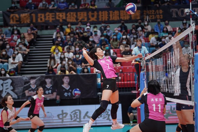 台电黄芯瑜高高跳起准备扣杀。(中华排协提供)