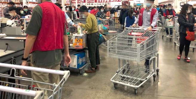 一名好市多會員購物結束時，在推車歸還處發現有2個被拆壞的紙盒。（示意圖／中時資料照）